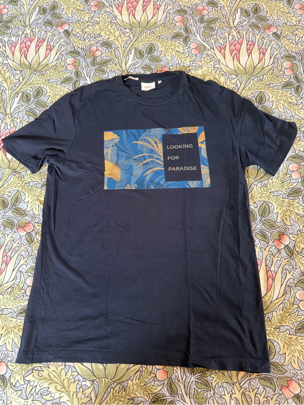 s.Olover Men’s Navy Graphic Tee - "Looking for Paradise"